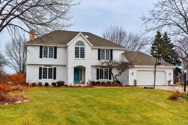 3704 W Marseilles Dr, Mequon, WI 53092