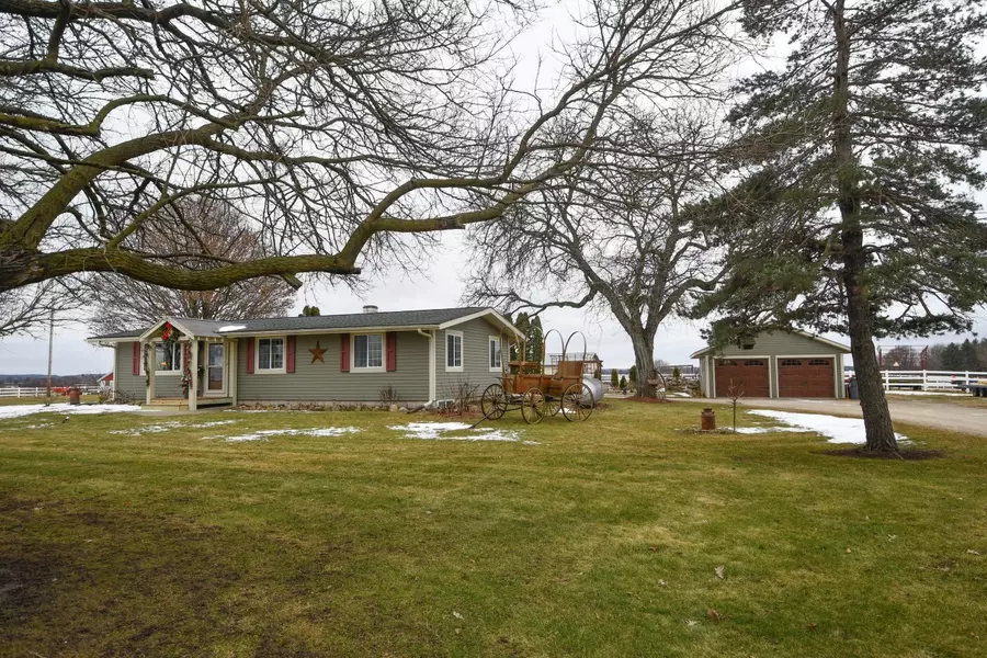 W385 Hooper Rd, Palmyra, WI 53156