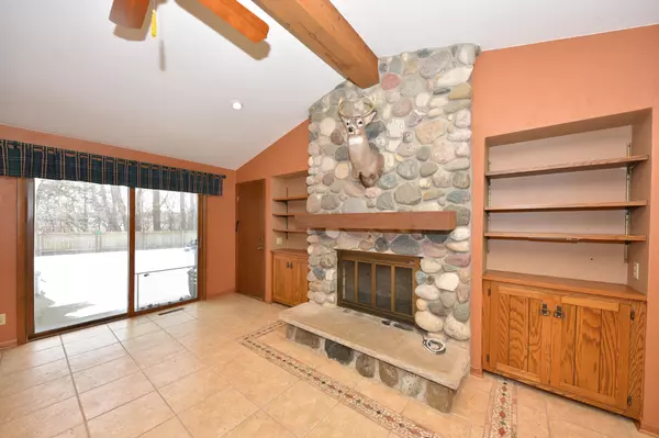 Pewaukee, WI 53072,290 Parkview Ct