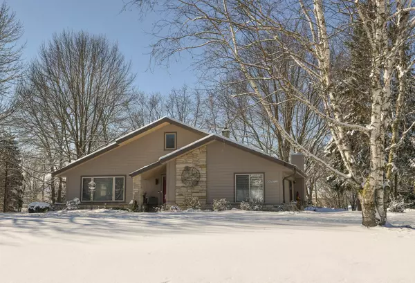 W267N5915 Mountain Meadows Dr, Lisbon, WI 53089