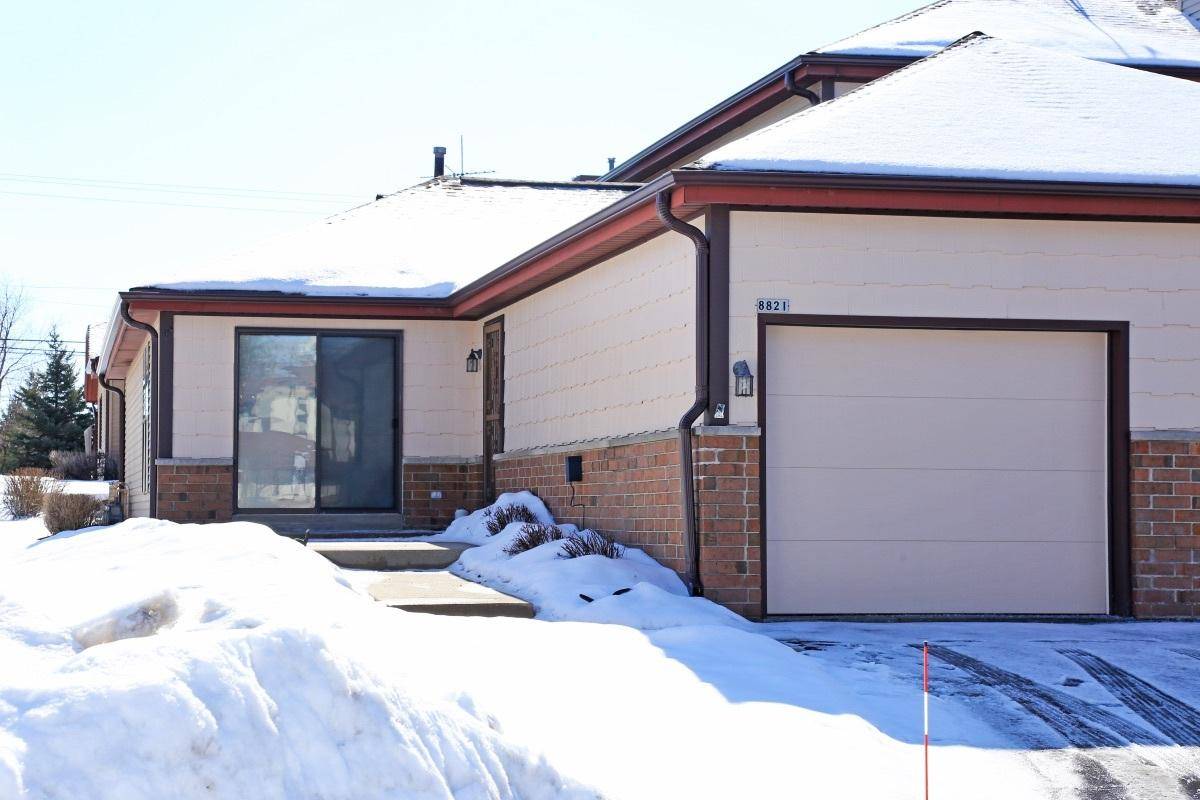 8821 W Knoll Ct, Franklin, WI 53132