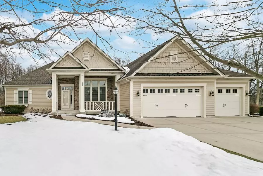 886 Red Hawk Dr, Walworth, WI 53184