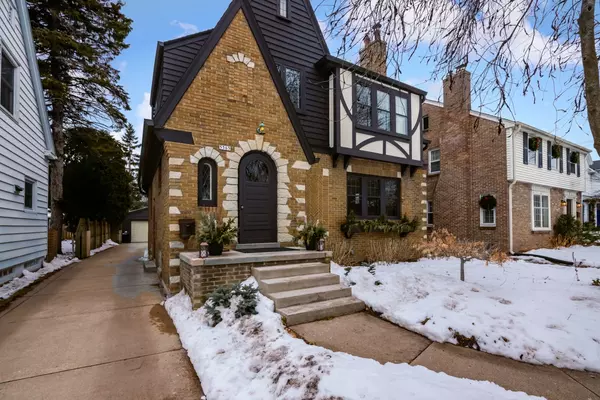 5565 N Shoreland Ave, Whitefish Bay, WI 53217