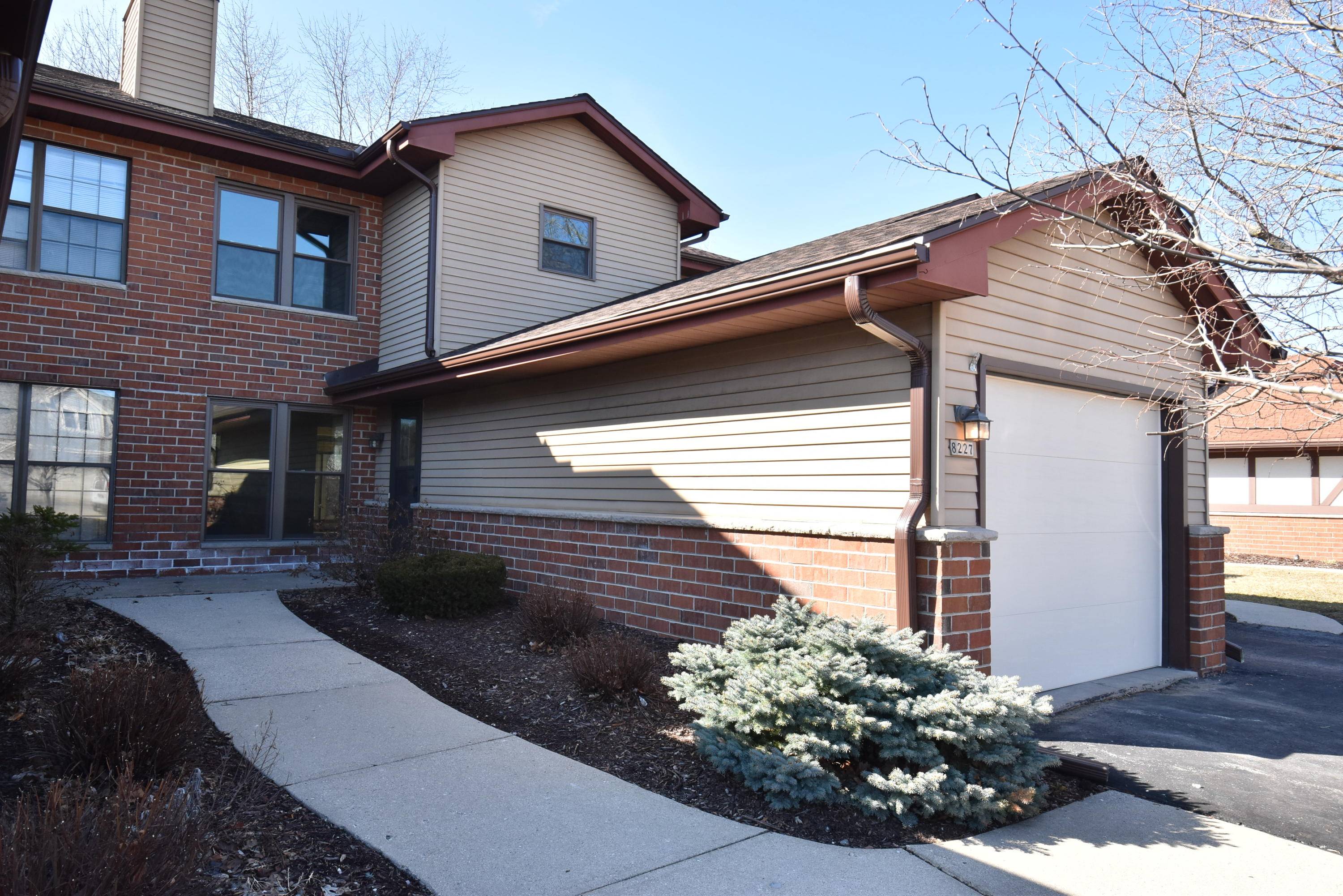 8227 S 88th St, Franklin, WI 53132