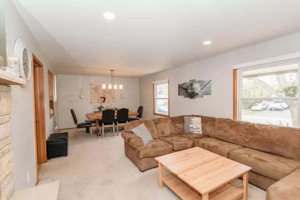 Oconomowoc, WI 53066,1406 Riverdale Dr