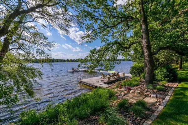 6925 Wildwood Point Rd, Chenequa, WI 53029