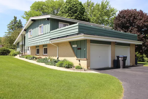 13660 W Nicolet Dr, New Berlin, WI 53151