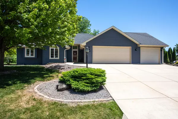 8550 S Whitney Dr, Oak Creek, WI 53154