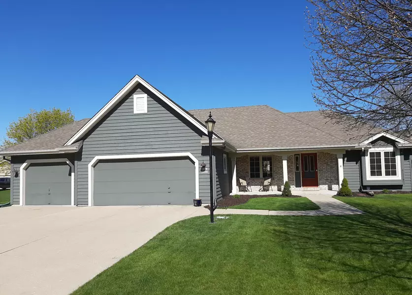 W261N2559 Deer Haven Dr, Pewaukee, WI 53072