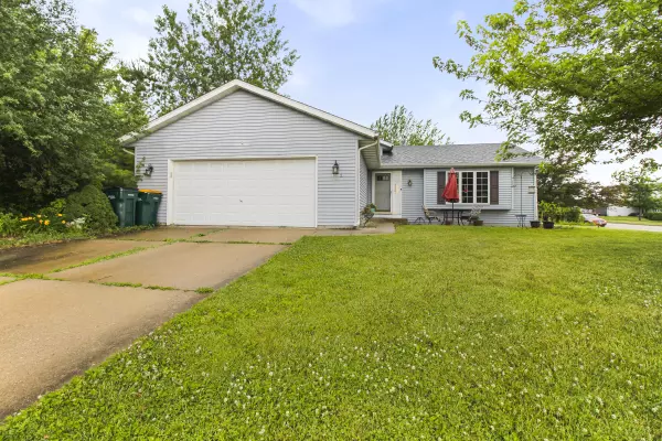 1802 S Hilltop Dr, Elkhorn, WI 53121