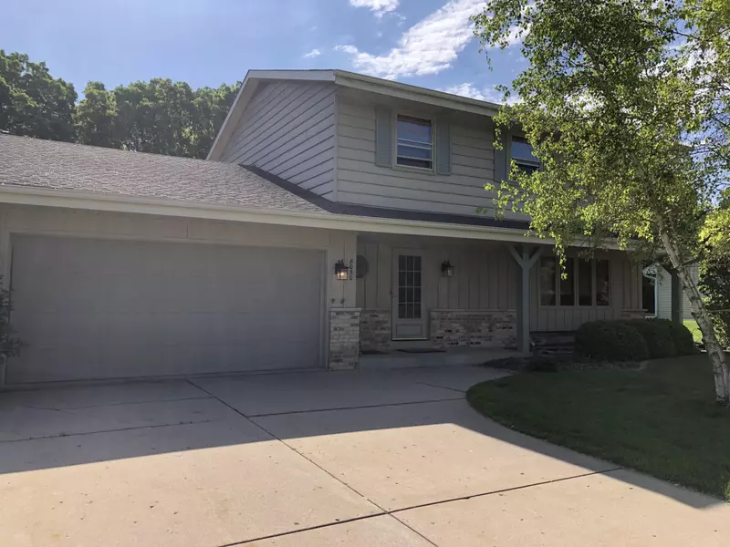 8050 S Steepleview Dr, Franklin, WI 53132