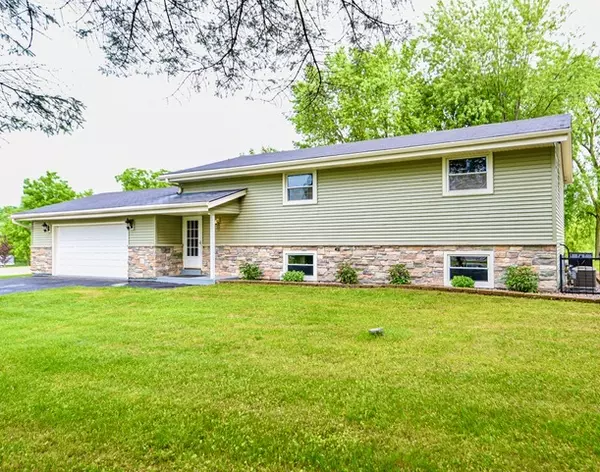 S85W23210 Chateau Ln, Vernon, WI 53103