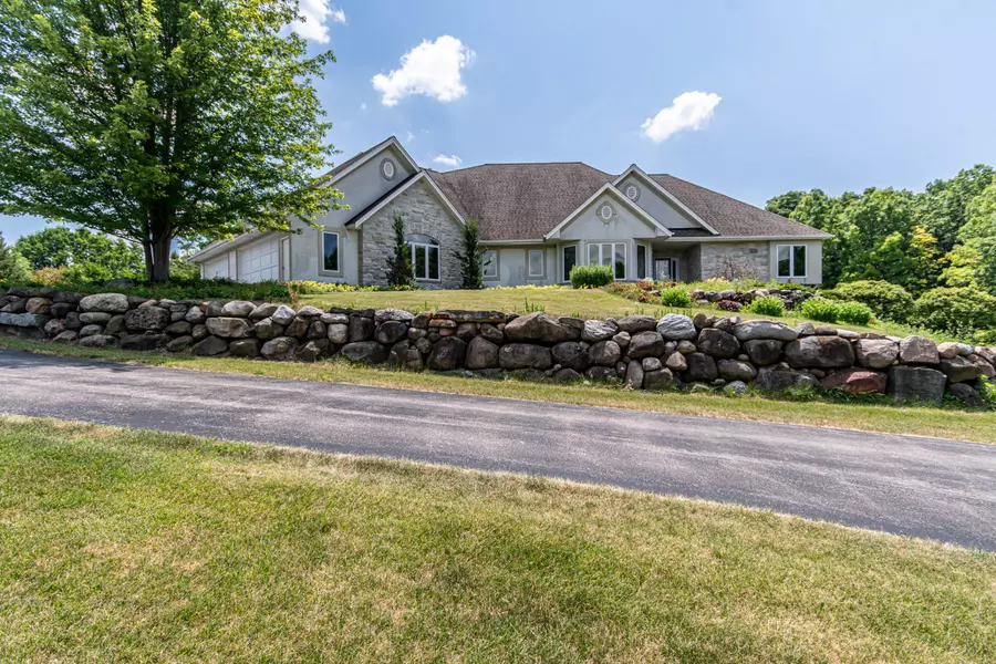 W328S8915 S Oak Tree Dr, Mukwonago, WI 53149