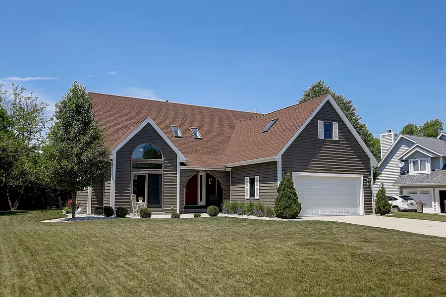 W145N5287 Thornhill Dr, Menomonee Falls, WI 53051