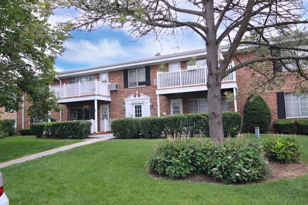 141 Linden Ln Unit 7, Thiensville, WI 53092