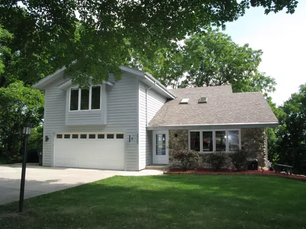 2905 Coventry Ln, Waukesha, WI 53188