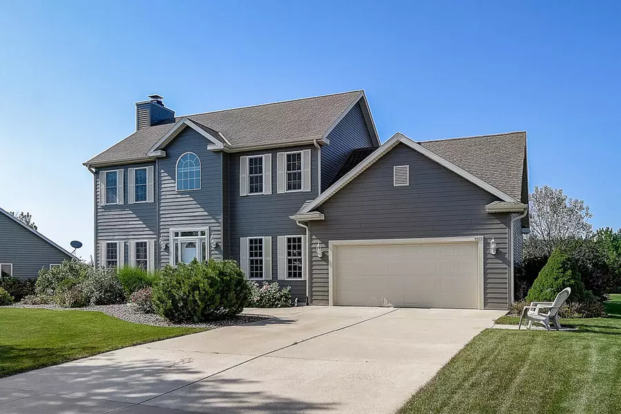 6929 S Carmel Dr, Franklin, WI 53132