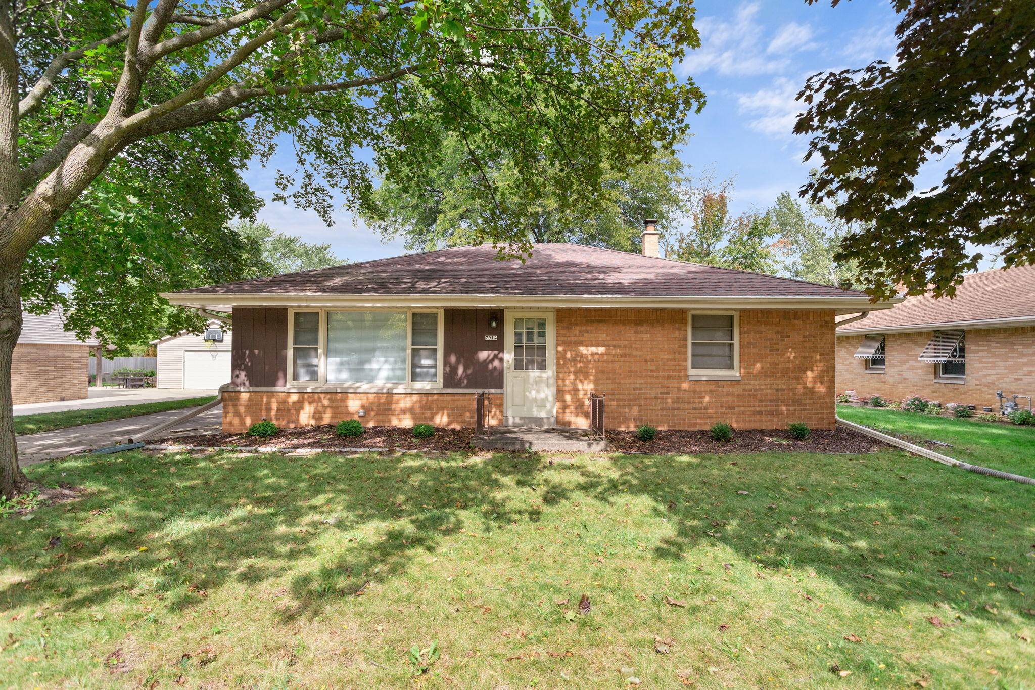 7914 W Bottsford Ave, Greenfield, WI 53220