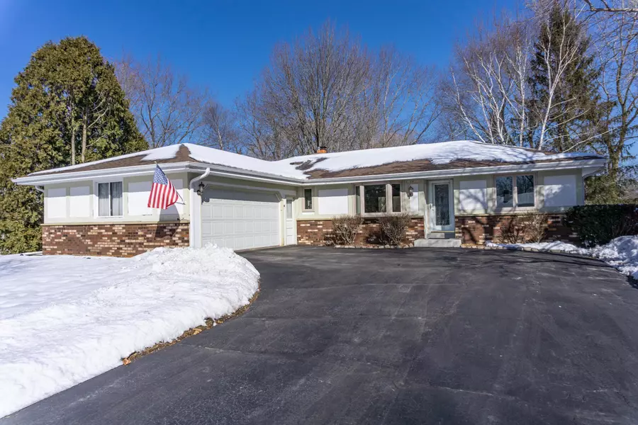 N21W22156 Glenwood Ln, Pewaukee, WI 53186