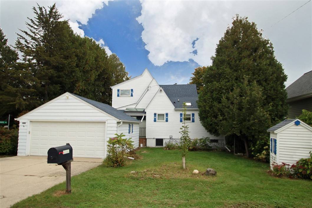 1282 E Green Lake Dr, Farmington, WI 53090