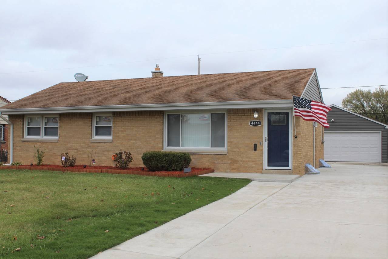 4444 S 66th St, Greenfield, WI 53220