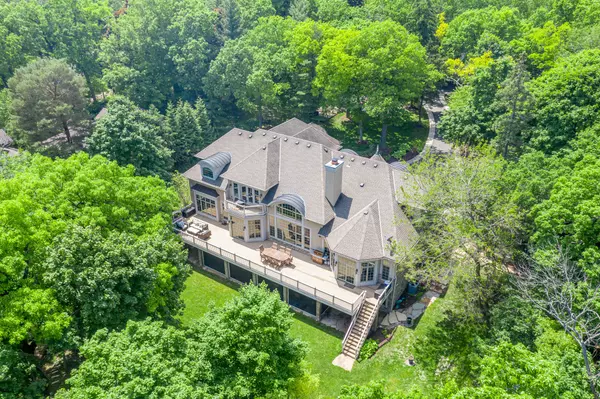 5208 N Maple Ln, Chenequa, WI 53058