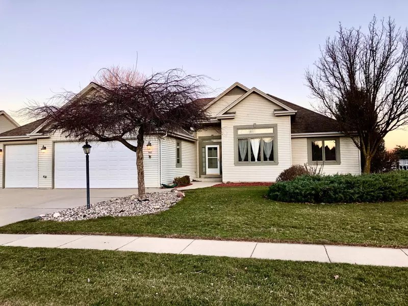 967 Spring Waters Dr, Oconomowoc, WI 53066