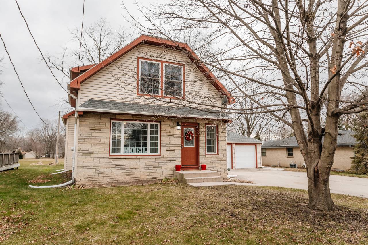 4354 S 45th St, Greenfield, WI 53220