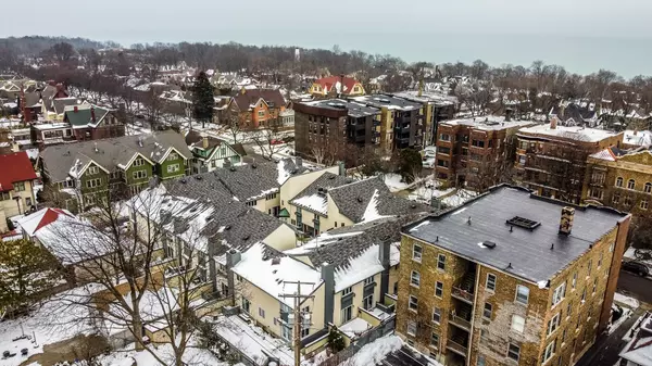 2555 N Lake Dr Unit 12, Milwaukee, WI 53211