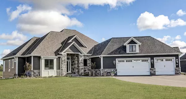 1651 Whistling Hill Cir, Hartland, WI 53029