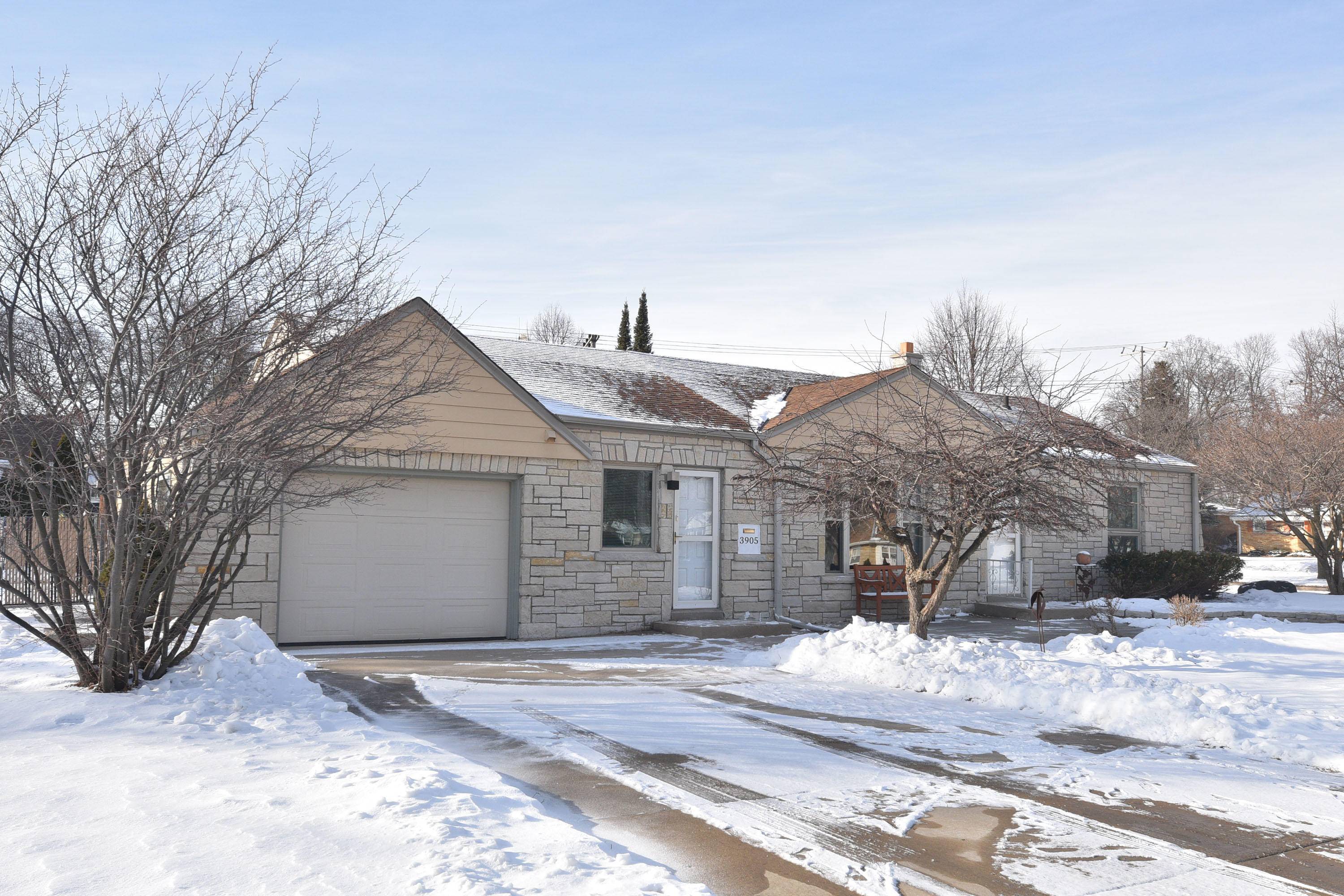 3905 S 55th St, Greenfield, WI 53220