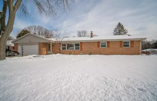 856 Badger Ln E, West Bend, WI 53095