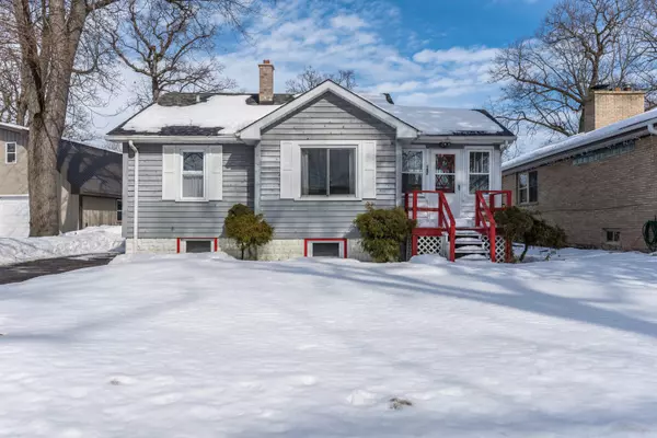 142 S 1st St, Salem Lakes, WI 53170