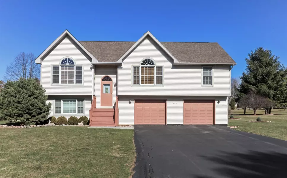 N6098 Balsam Dr, Lafayette, WI 53121