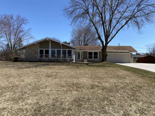 4630 Parkhurst Dr, Brookfield, WI 53045