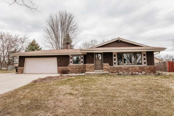 3240 W Southwood Dr, Franklin, WI 53132