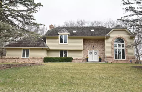 3820 N Southwood Dr, Oconomowoc, WI 53066