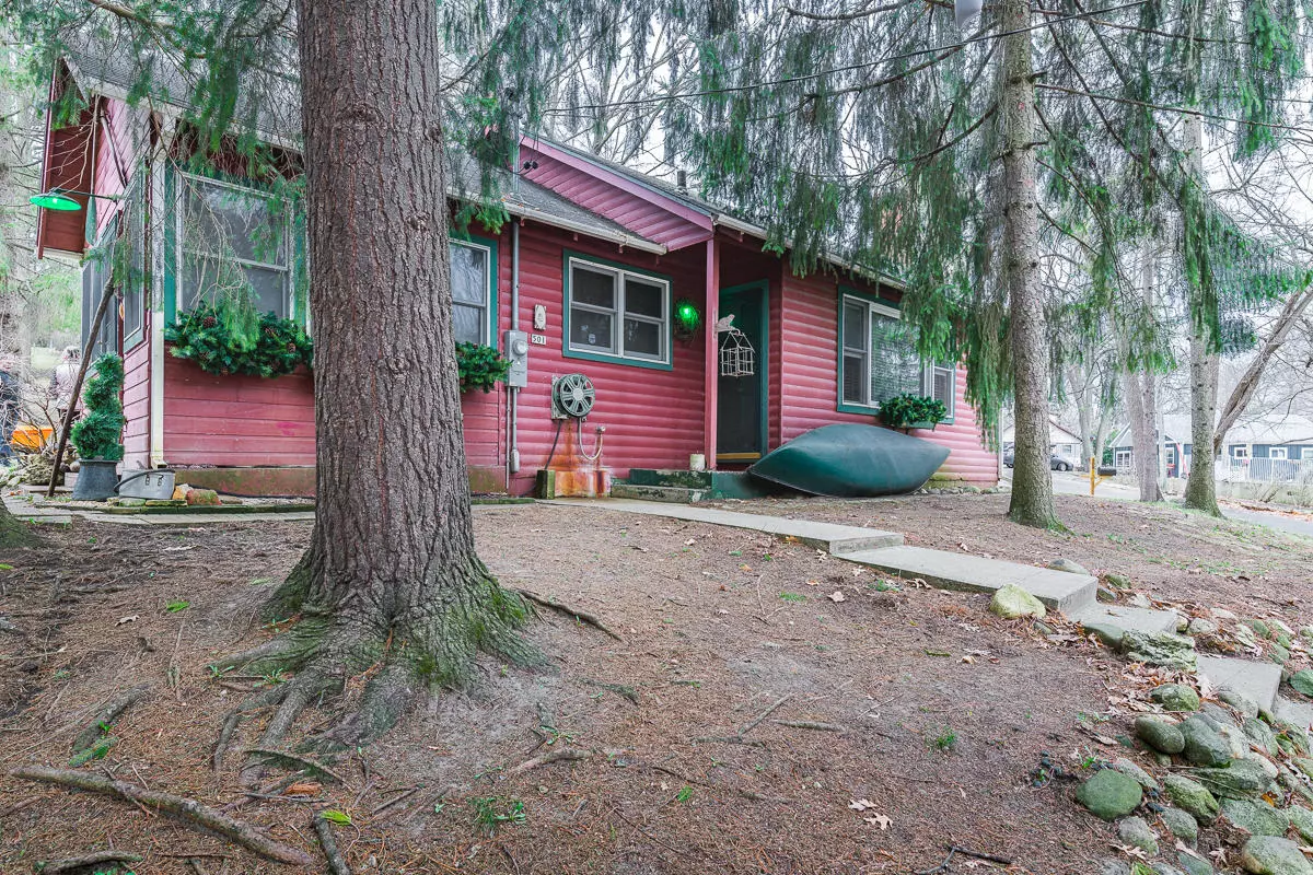 Twin Lakes, WI 53181,501 Valley Rd