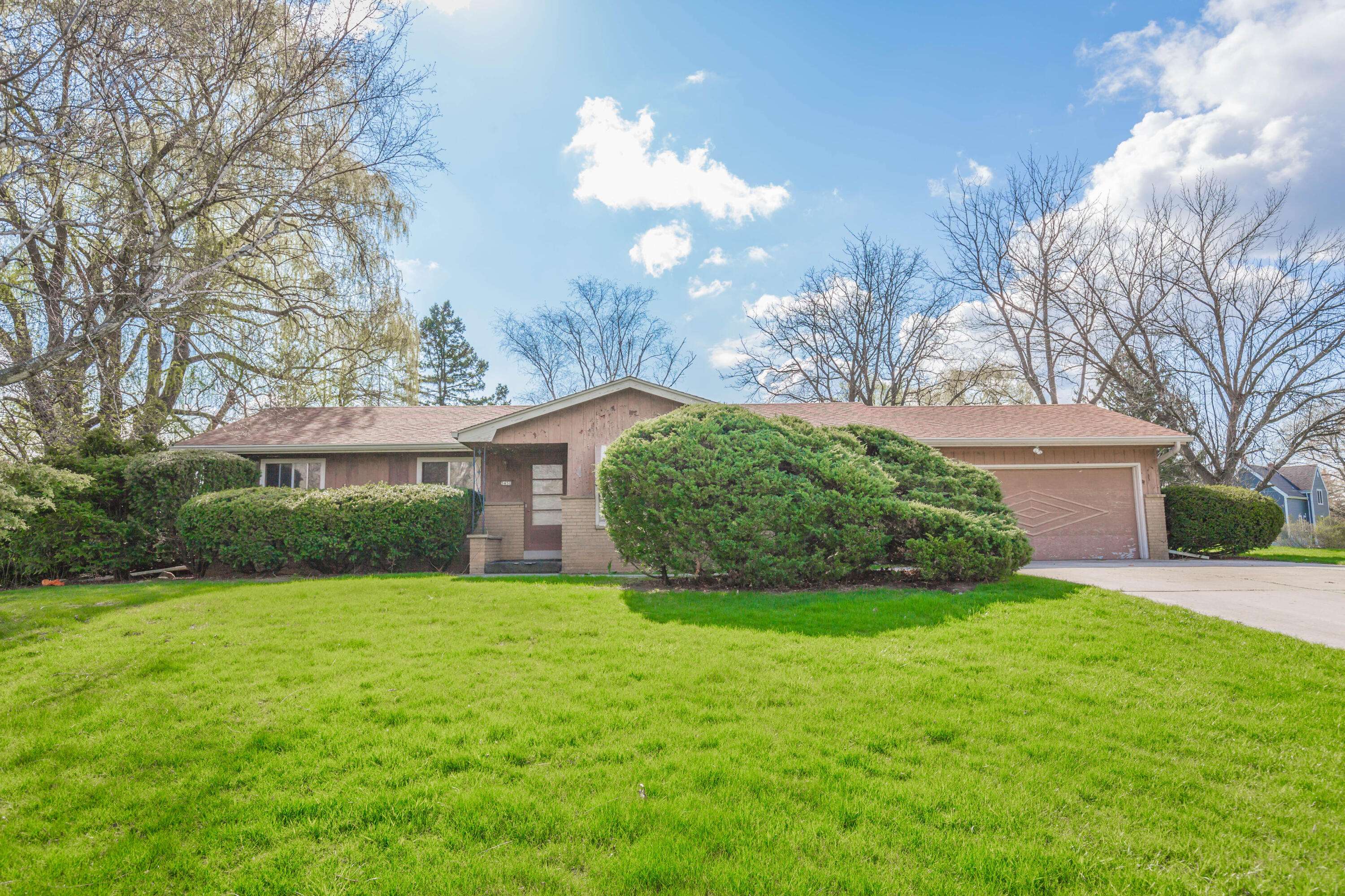 5450 S Magellan Dr, New Berlin, WI 53151