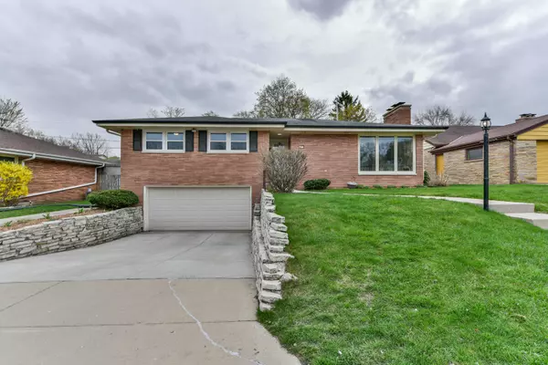 4615 W Anthony Dr, Greenfield, WI 53219