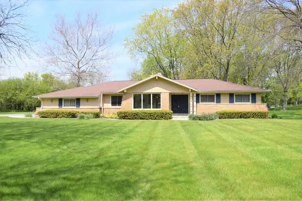 2820 W St James Ln, Mequon, WI 53092