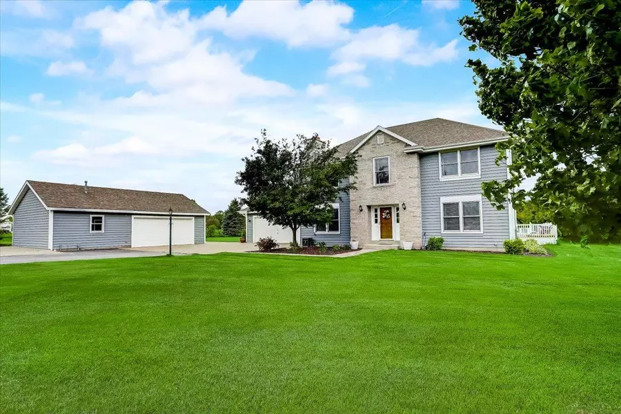 W326S4013 Spring Ridge Ct, Genesee, WI 53189