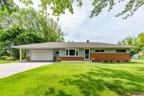 N78W15971 Carl Ross Dr, Menomonee Falls, WI 53051