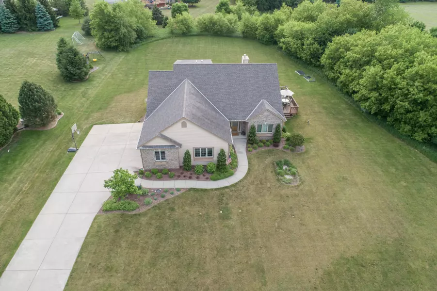 923 Burr Oak Ln, Summit, WI 53066