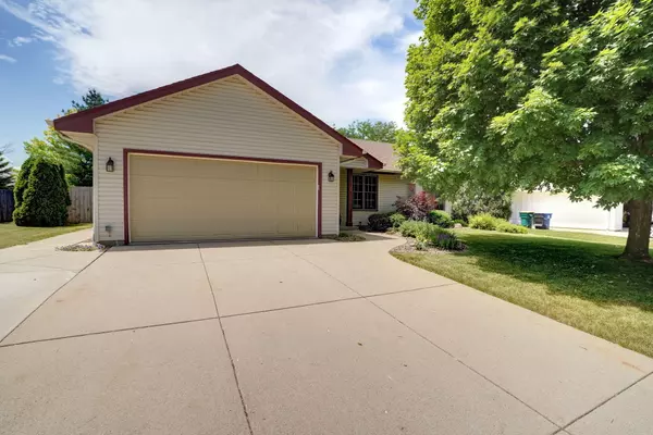 10601 S Farmdale Dr, Oak Creek, WI 53154