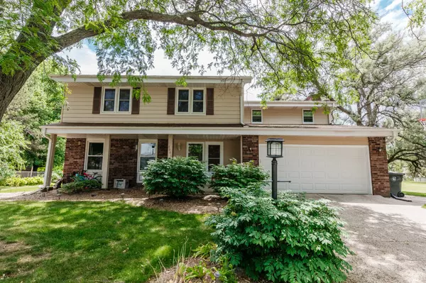 3005 Woodridge Ln, Waukesha, WI 53188