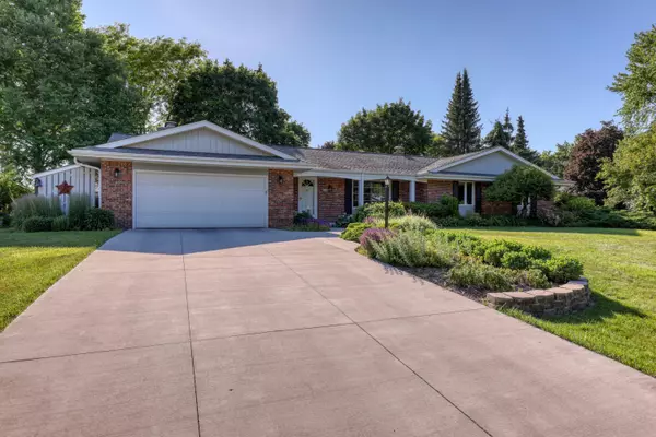 2455 Lyonnesse Ln, Brookfield, WI 53045