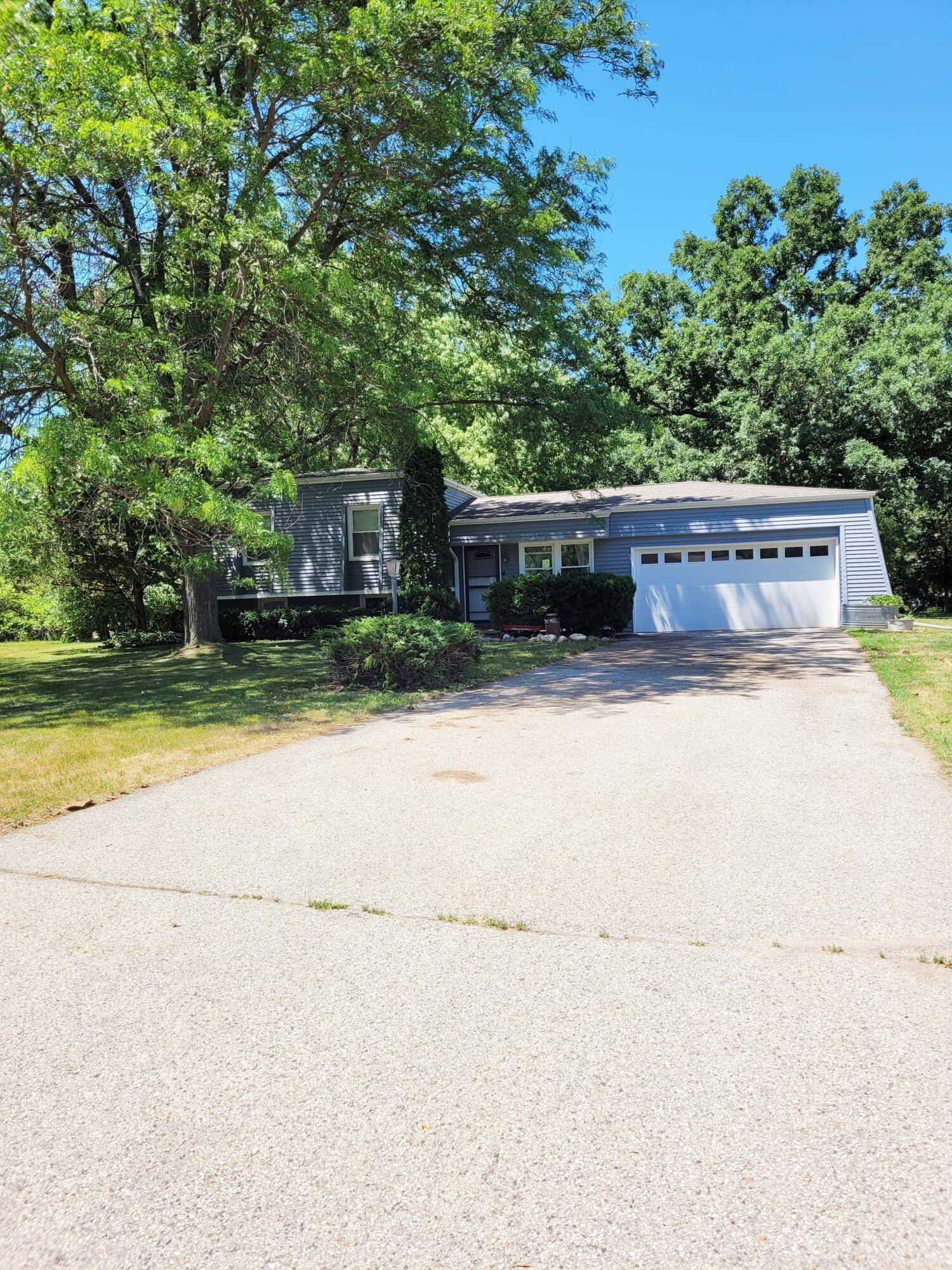220 Bischel Ct, Dousman, WI 53118
