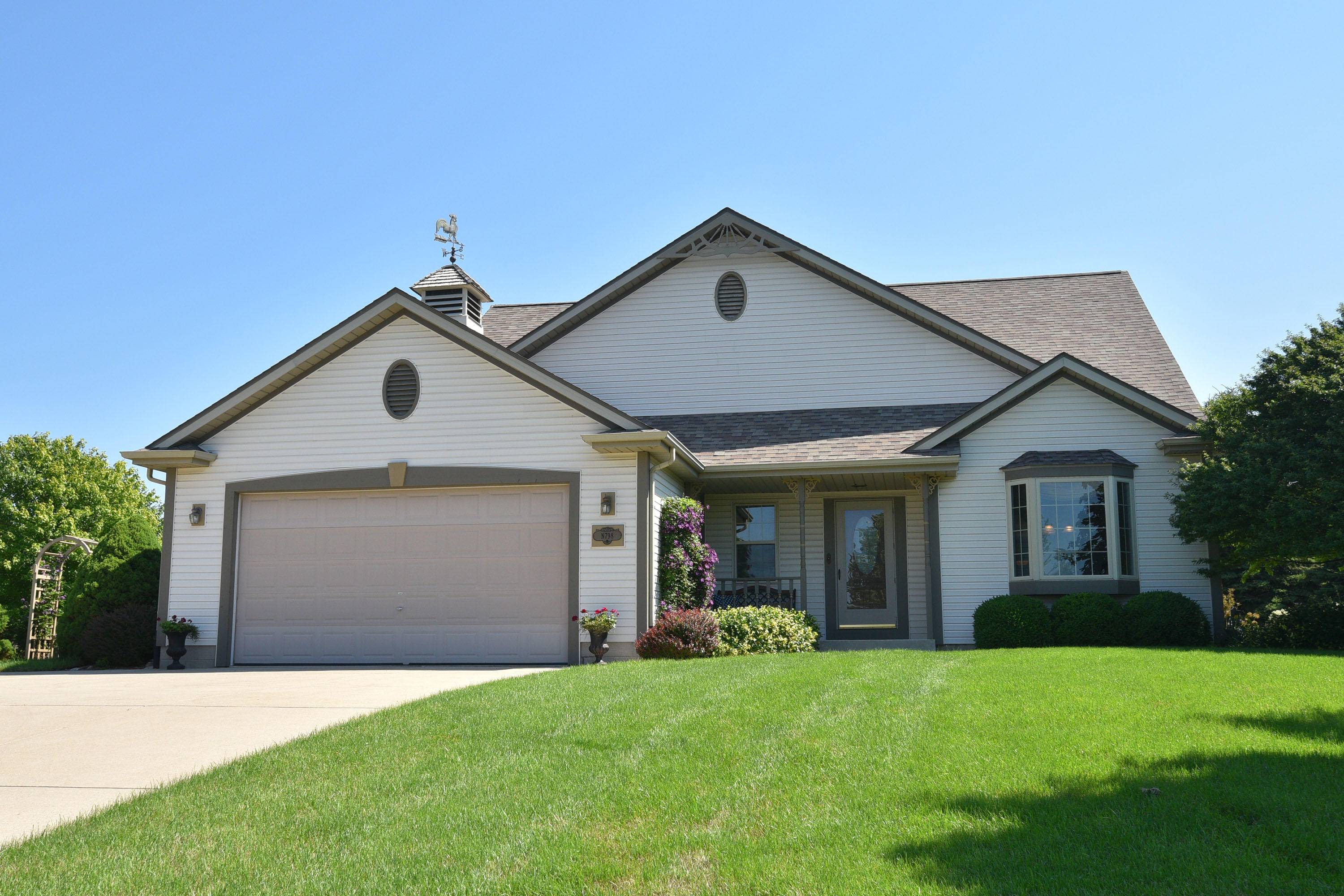 N798 Oak Ridge Dr, Ashippun, WI 53066