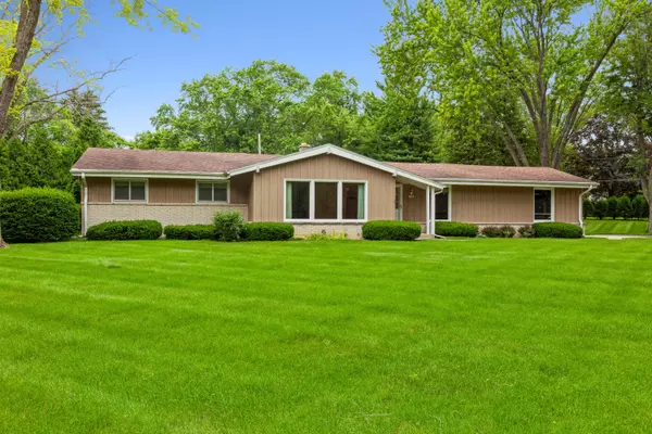 11843 N Vega Ave, Mequon, WI 53097